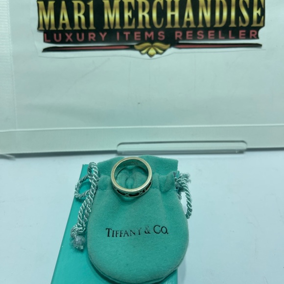 - Tiffany and Co. Atlas Ring size6 in silver 925. Comes with pouch and box. - Picture 7 of 14